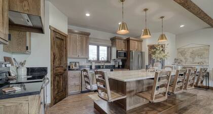 Comfortable cabin rentals at the crossroads of Yellowstone and Jackson Hole