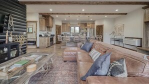 Living area - Comfortable cabin rentals at the crossroads of Yellowstone and Jackson Hole (Ashton)