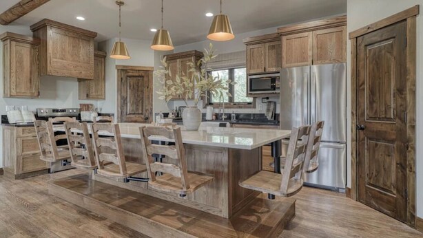 Private kitchen - Comfortable cabin rentals at the crossroads of Yellowstone and Jackson Hole (Ashton)