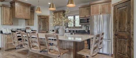 Een koelkast, een magnetron, een oven, een kookplaat