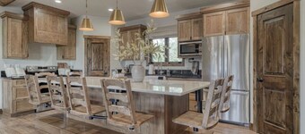 Comfortable cabin rentals at the crossroads of Yellowstone and Jackson Hole