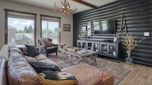 Living area - Comfortable cabin rentals at the crossroads of Yellowstone and Jackson Hole (Ashton)