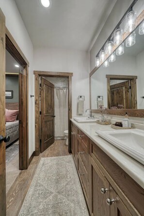 Combined shower/tub, hair dryer, towels - Comfortable cabin rentals at the crossroads of Yellowstone and Jackson Hole (Ashton)