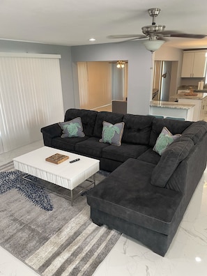 Smart TV, books - Cape Coral Home Pool & Waterfront  Kayaks Bikes Dock Fishing (Cape Coral)