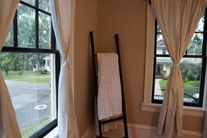 Interior - Avonly Place Convenient Historic Hideaway (Jacksonville)