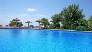 A clear blue pool with lounge chairs and umbrellas. - Finca Son Guardiola (Llucmajor)