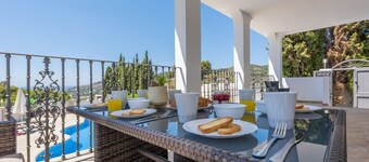 1099 Villa Dos Hermanas