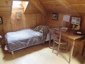 3 bedrooms, desk, iron/ironing board, travel cot