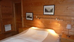 3 soverom, skrivebord, strykejern/-brett og reiseseng for barn