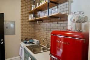 Refrigerador, microondas, horno y parrilla de estufa 