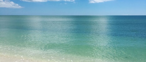 Plage, chaises longues, serviettes de plage