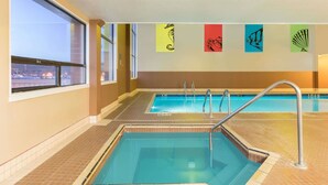 Una piscina interior con dos zonas separadas, cada una con su propio acceso por escaleras.