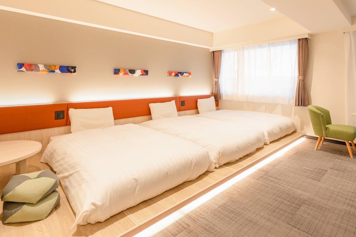 Standard Room, 3 Twin Beds, Non Smoking | In-room safe, desk, laptop workspace, blackout drapes