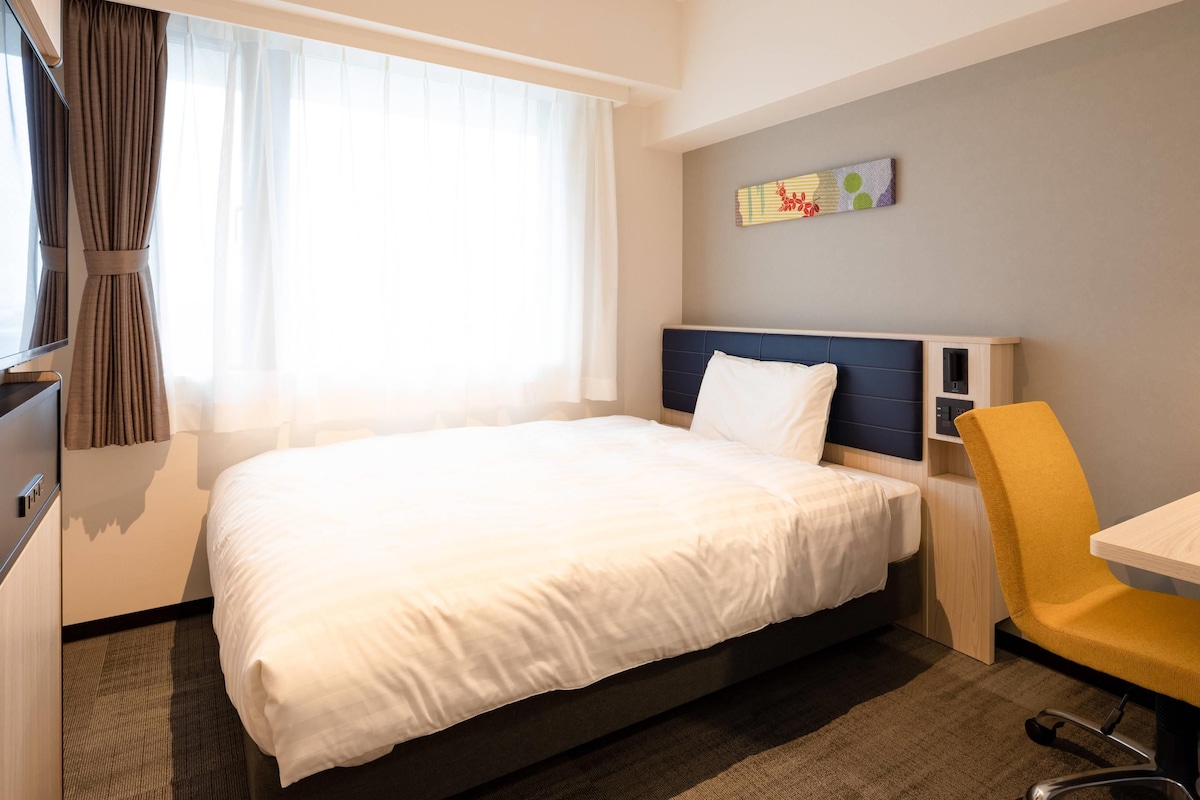 Standard Room, 1 Double Bed, Non Smoking | In-room safe, desk, laptop workspace, blackout drapes