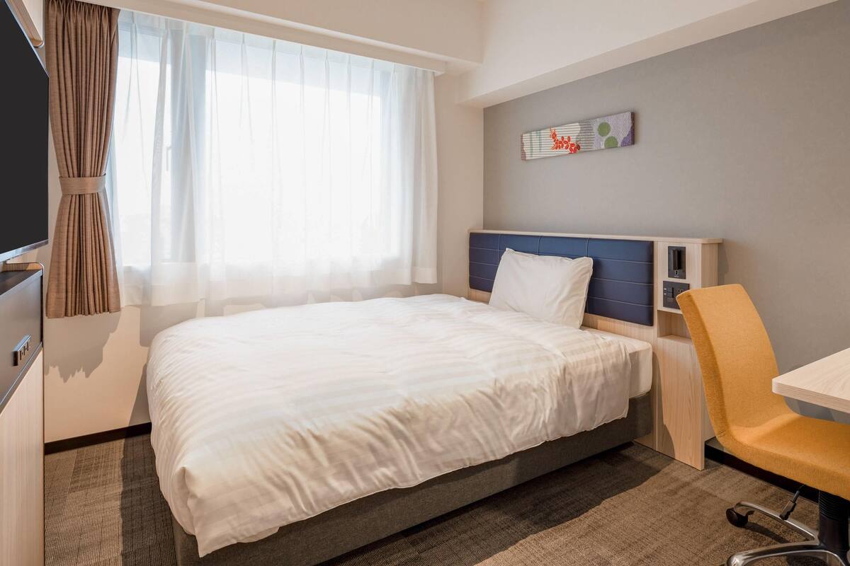 Standard Room, 1 Double Bed, Non Smoking | In-room safe, desk, laptop workspace, blackout curtains