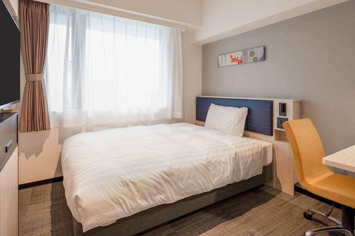 Standard Room, 1 Double Bed, Non Smoking | In-room safe, desk, laptop workspace, blackout drapes