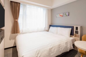 Standard Room, 1 Queen Bed, Non Smoking | In-room safe, desk, laptop workspace, blackout drapes - Comfort Hotel Kyoto Horikawagojo (Kyoto)