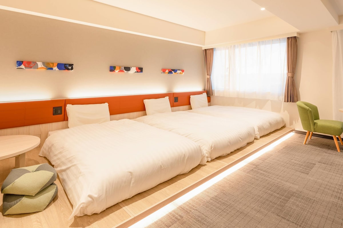 Standard Room, 3 Twin Beds, Non Smoking | In-room safe, desk, laptop workspace, blackout drapes