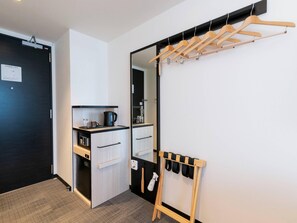 In-room safe, desk, laptop workspace, blackout curtains - Comfort Hotel Kyoto Horikawagojo (Kyoto)