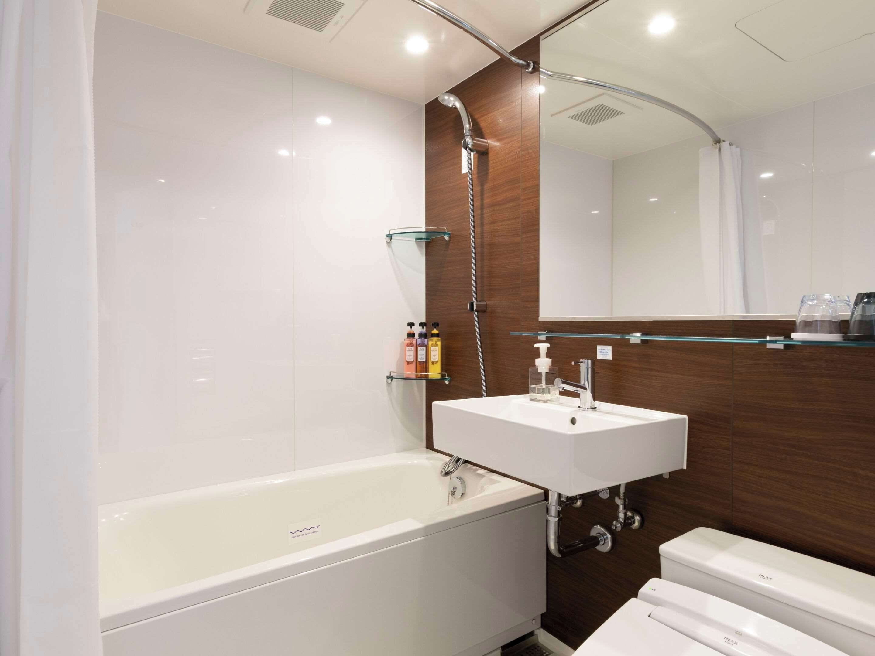 combined shower/bathtub, deep-soaking bathtub, free toiletries