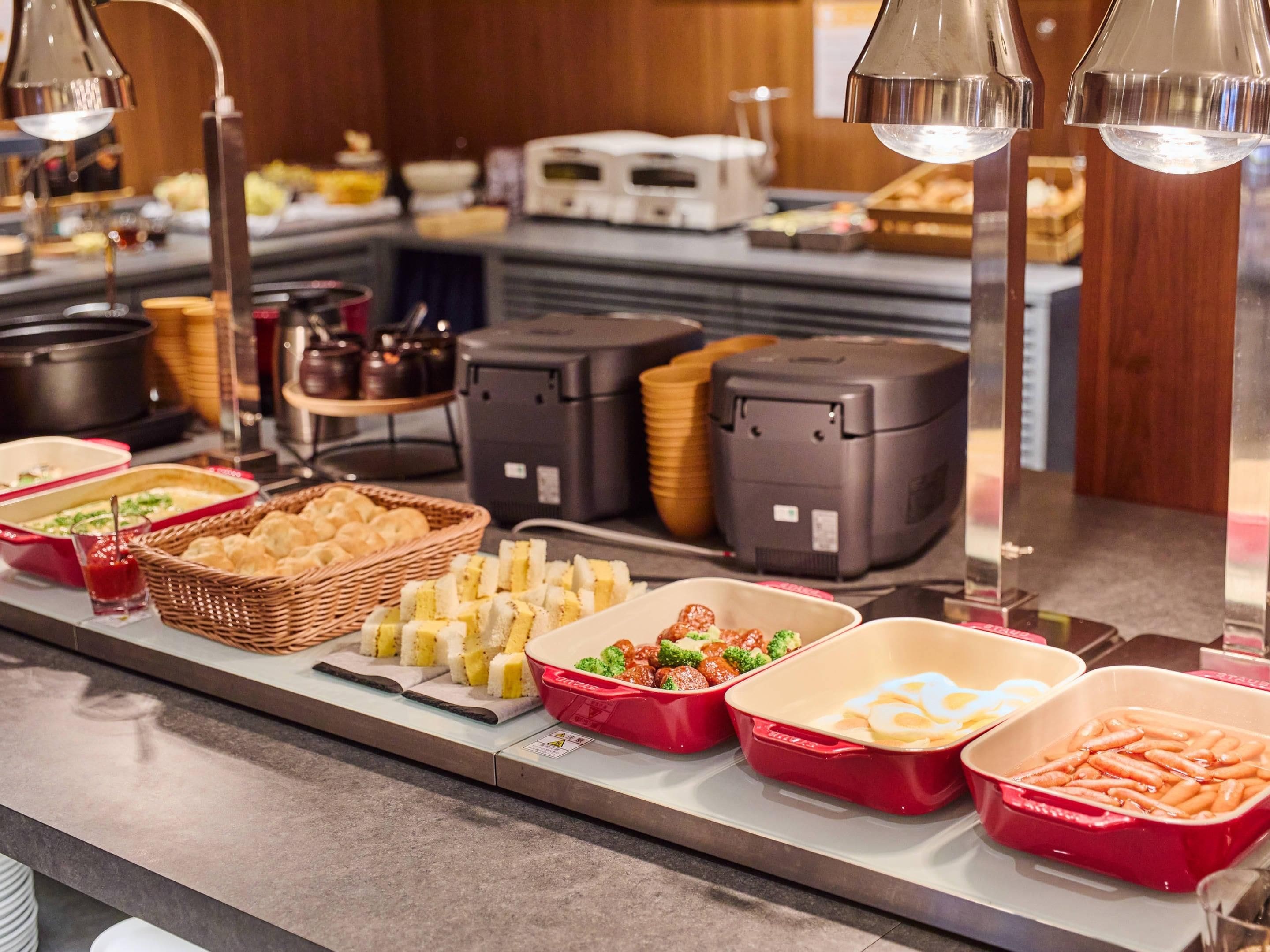 Un buffet garni de divers plats et de différents récipients de service.