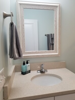 Tina con regadera, secadora de cabello, toallas, jabón 