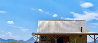 Casa de Creosote: Starry, cozy off-grid Cabin, Terlingua Ranch.
