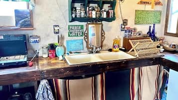 Fridge, stovetop, coffee/tea maker, electric kettle