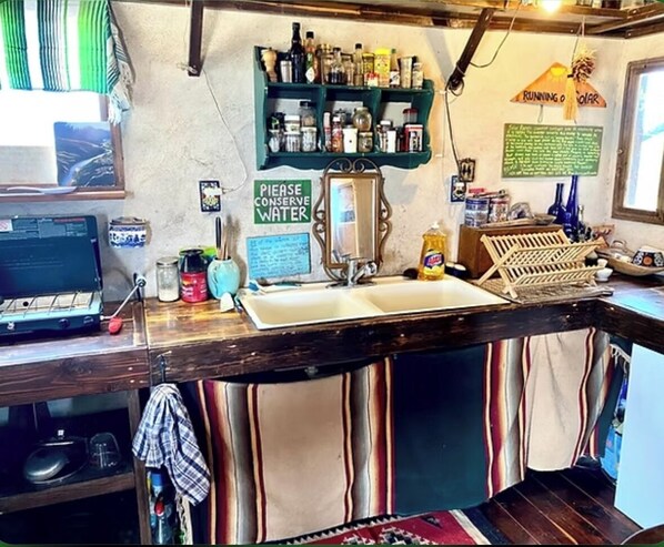 Kühlschrank, Herdplatte, Wasserkocher mit Kaffee-/Teezubehör