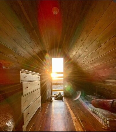 Casa de Creosote: Starry, cozy Off-grid Cabin & Rustic Camping, Terlingua Ranch.