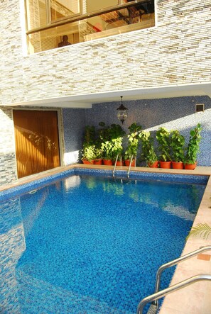 Una piscina techada, una piscina al aire libre