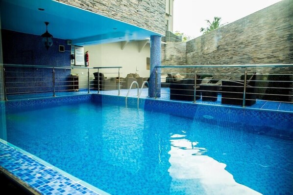 Kolam renang tertutup, kolam renang terbuka 