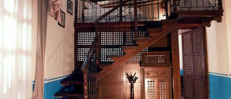 Chăn bông, nệm có lớp đệm bông, két bảo mật tại phòng