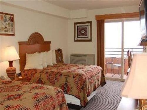 Ein Hotelzimmer mit zwei Betten, einem Balkon und Blick.