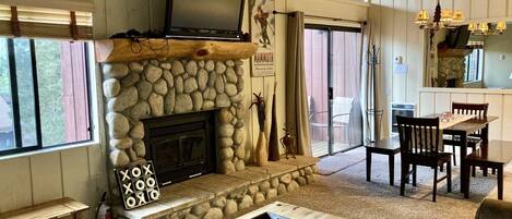 Smart-TV, Kamin, Videospiele, Streaming-Dienste