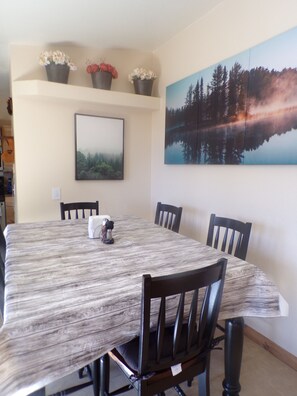 Dining - 30 miles from Breck!! Avoid I70 traffic. (Fairplay)