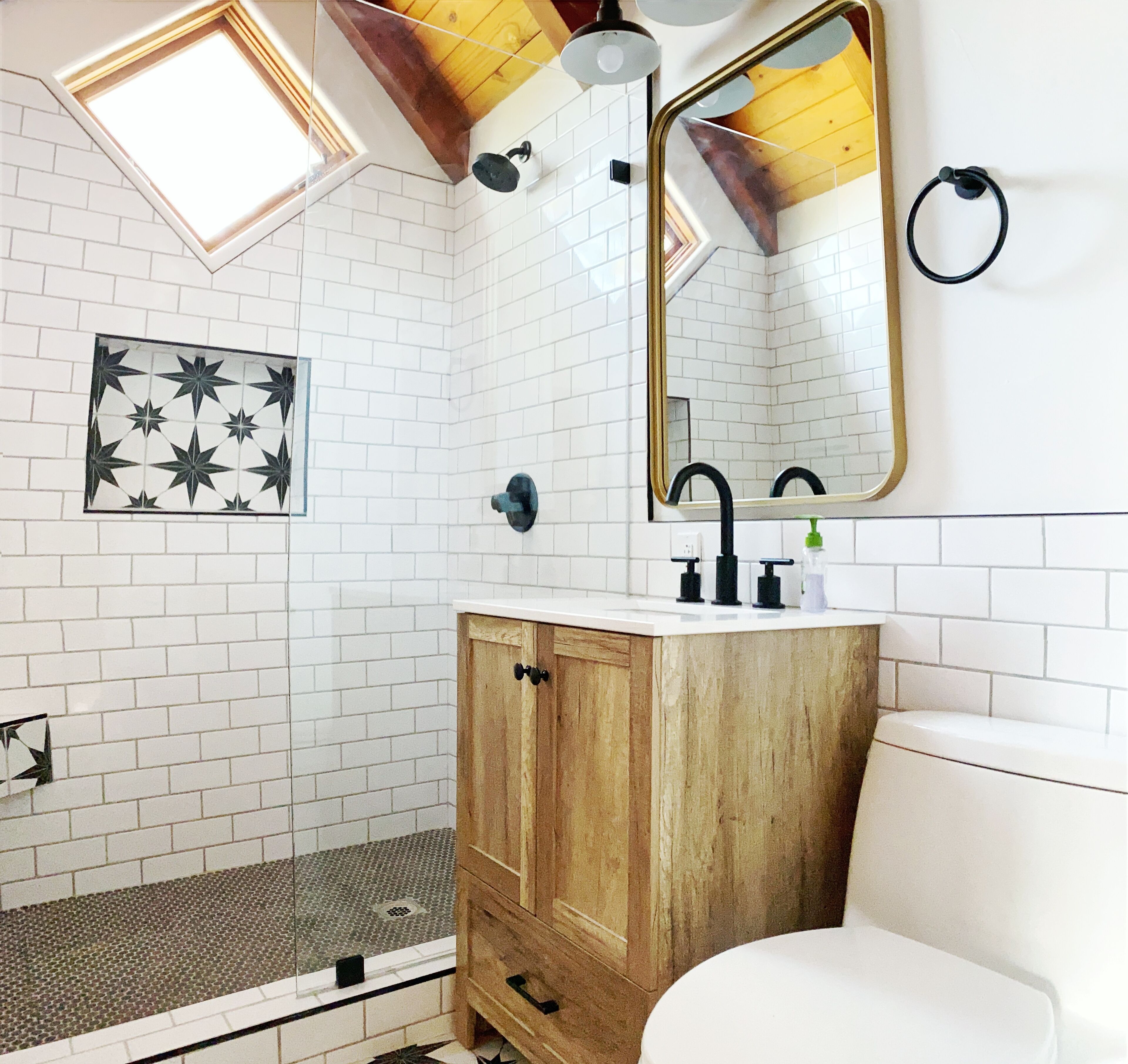 Douche, sèche-cheveux, serviettes fournies, savon