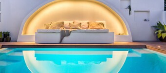 Iconic 4 br Byron Luxury Cottage with heated pool, parking and walk to town