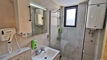 Badkar/dusch, hårtork, schampo och toalettpapper