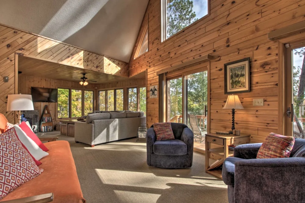 Deer Lake Chalet -"The Lake Of Changing Colors"- High Speed Internet