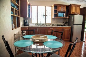 ثلاجة، ميكروويف، موقد طهي مسطح، ماكينة لصنع القهوة/الشاي