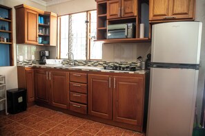 ثلاجة، ميكروويف، موقد طهي مسطح، ماكينة لصنع القهوة/الشاي