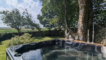 Cottage Romantis, ensuite, pemandangan halaman (The Hayloft ) | Bathtub spa outdoor