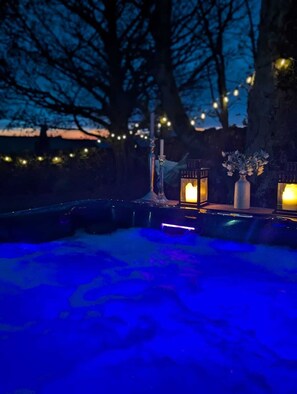 Romantic Cottage, Ensuite, Courtyard View (The Hayloft ) | Outdoor spa tub - Laythams Holiday Lets Retreat (Clitheroe)