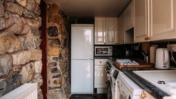 Traditional Cottage, Private Bathroom, Courtyard View (The Cottage) | Private kitchen | Highchair