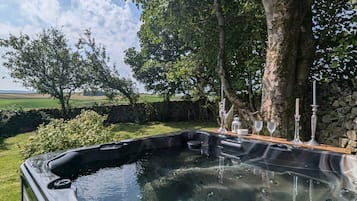 Romantic Cottage, Ensuite, Courtyard View (The Hayloft ) | Outdoor spa tub
