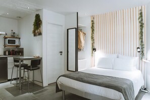 1 slaapkamer, een bureau, een strijkplank/strijkijzer, reisbedje