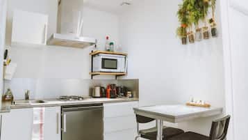 Fridge, microwave, stovetop, coffee/tea maker
