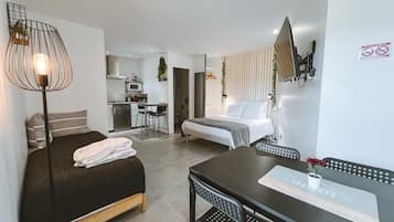 1 slaapkamer, een bureau, een strijkplank/strijkijzer, reisbedje