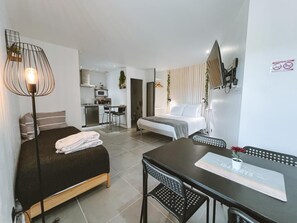 1 غرفة نوم ومكتب ومكواة/لوح كي وسرير سفر